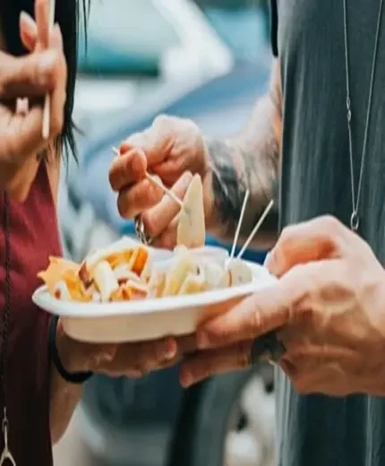 Eldobható tányérok tálcák alumínium papír és hab tálcák.